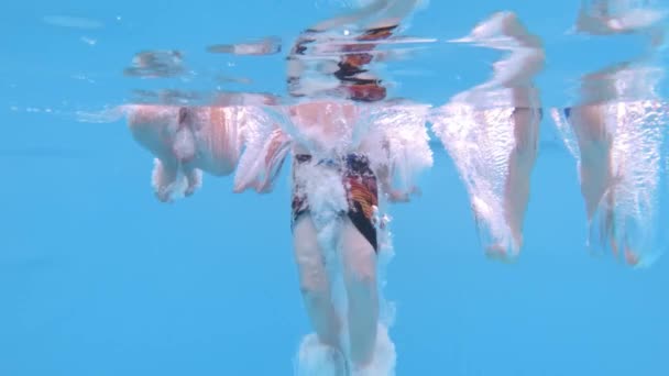 Fröhliche lustige Gruppe von Freunden springt und springt ins Schwimmbad — Stockvideo