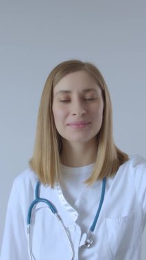 Genç bayan doktor kamerayla konuşuyor.