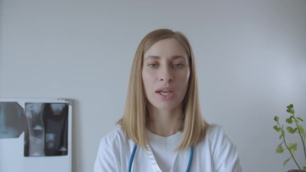 Junge Ärztin spricht vor Kamera — Stockvideo