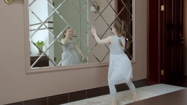 Imágenes de una niña sonriente bailando — Vídeo de stock