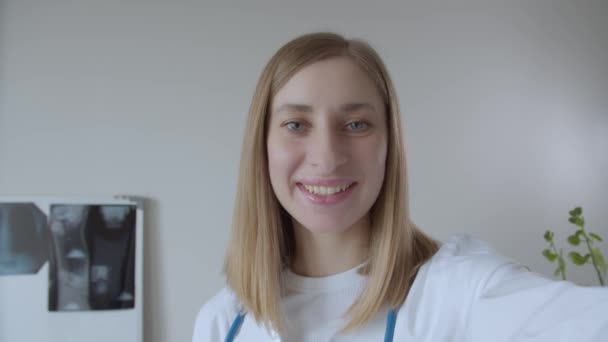 Jeune femme médecin parler à la caméra — Video
