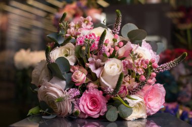 Güzel buket. Çiçek dükkanının soğuk karanlık odasında bahar çiçekleri