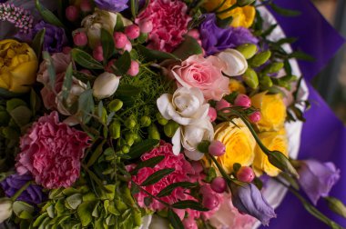 Güzel buket. Çiçek dükkanının soğuk karanlık odasında bahar çiçekleri