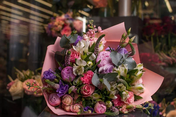 Прекрасний Букет Весняні Квіти Холодній Темній Кімнаті Квіткового Магазину — стокове фото