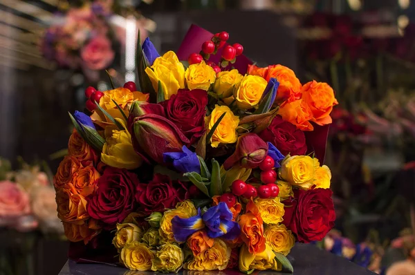 Ωραίο Μπουκέτο Λουλούδια Άνοιξη Στο Ψυχρό Σκοτεινό Δωμάτιο Του Ανθοπωλείο — Φωτογραφία Αρχείου