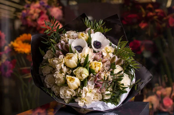 Belo Buquê Flores Primavera Quarto Escuro Frio Loja Flores — Fotografia de Stock