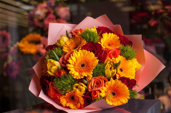 Krásná Kytice Jarní Květiny Chladné Temné Místnosti Květinářství — Stock fotografie
