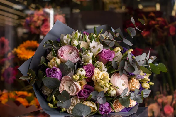 Krásná Kytice Jarní Květiny Chladné Temné Místnosti Květinářství — Stock fotografie