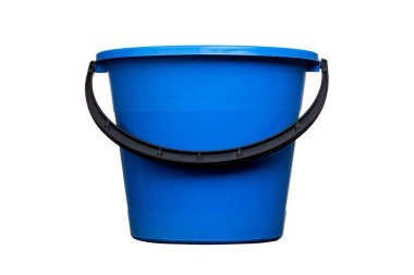 Siyah saplı plastik mavi su kovası. Temizlik Ürünleri ve Malzemeleri. İzole edilmiş beyaz arkaplan