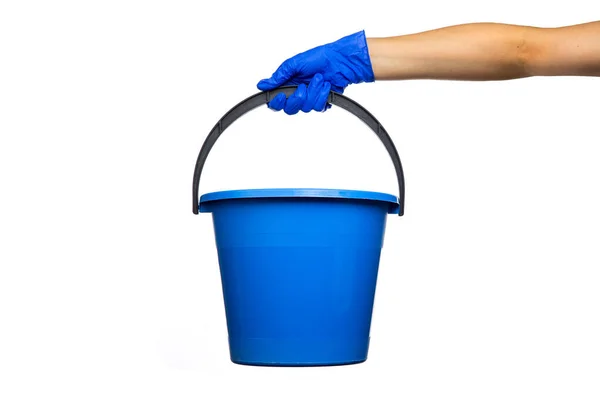 Elinde Siyah Saplı Plastik Mavi Kovası Temizlik Ürünleri Malzemeleri Zole — Stok fotoğraf
