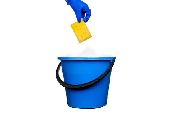 Kunststof Blauwe Wateremmer Met Zepen Zwarte Handgreep Schoonmaakmiddelen Benodigdheden Handschoenhand — Stockfoto