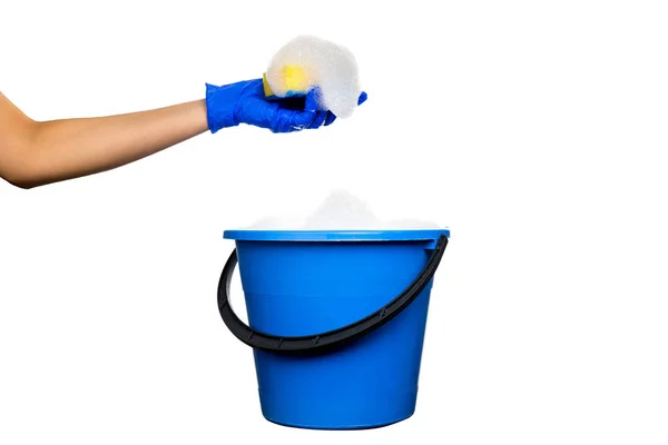塑料蓝色水桶与肥皂和黑色手柄 清洗产品及物料 带海绵和肥皂泡的手套手 孤立的白色背景 — 图库照片