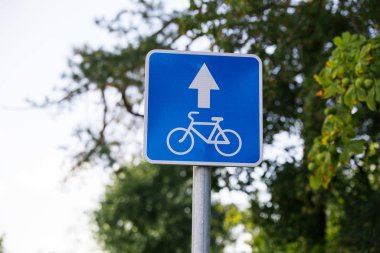 Mavi Kare Yol İşareti Bisikletçiler için Lane - gökyüzü arka planında bulutlu, ağaçlı
