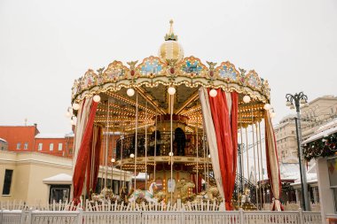 Büyük evlilik atlıkarıncayı dolaşır gökyüzünün ve binaların arkasında atlar olur.