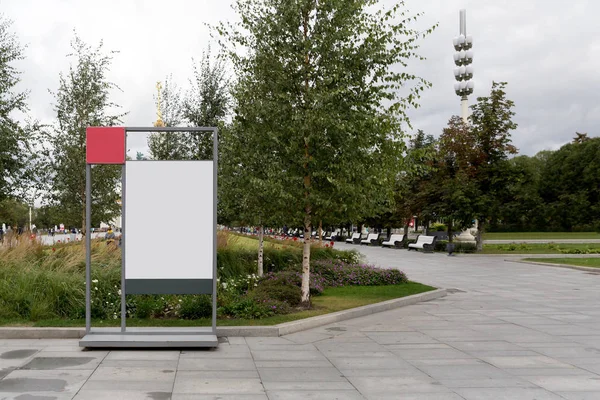 Білий червоний порожній банер для реклами в міському парку — стокове фото