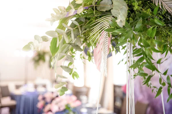 Dekorativer Strauß aus grünen Zweigen und Blättern auf dem Tisch — Stockfoto
