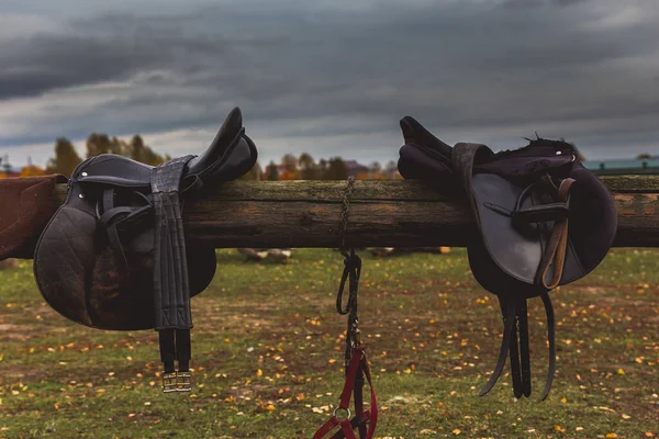 Saddle Hangs Wooden Fence Ranch Background Field — Stock Photo, Image