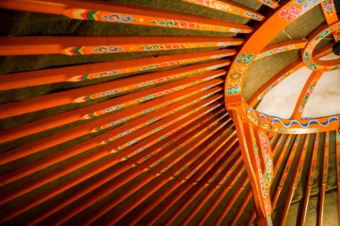 İçerde, Moğol yurdu var. Dekoratif detaylar kapanıyor. Oturaklı yaşam tarzı, sığır yetiştirme.