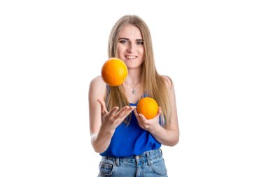 Parlak mavi kotlu bir kız ve elinde portakal olan bir bluz.