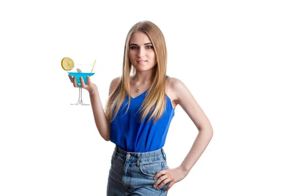 一个穿浅蓝色牛仔裤的女孩和一件蓝色鸡尾酒加柠檬的衬衫 年轻快乐的女士与酒精共眠 被白色背景隔离 — 图库照片
