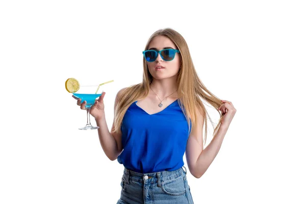 Девушка Ярко Синих Джинсах Блузка Голубым Коктейлем Лимоном Счастливая Юная — стоковое фото