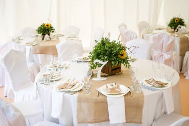 Bir ziyafette bir restoranda düğün masası servis etmek. Kırsal alanda el yapımı dekorasyon kavramı