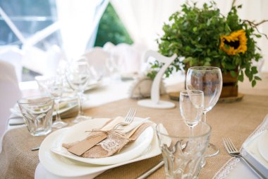 Bir ziyafette bir restoranda düğün masası servis etmek. Kırsal alanda el yapımı dekorasyon kavramı. Kapat.