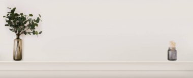 Ağaç dalları, yaprakları, kurumuş çiçekleri ve kurumuş çiçekleri olan cam vazo. Dekoratif detaylar ve beyaz bir duvarla İskandinav tarzında parlak ve rahat bir iç mekan kavramı. Metin için alanı olan pankart