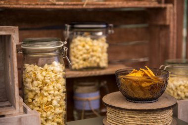 Kavanozda nacho ve patlamış mısır. Düğün ya da tatilde büfede doğrudan ucuz atıştırmalıklar. Büyük bir yemekten önce yemek servisi kavramı