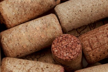 Koleksiyon boş şarap durdurucuları. Yemekten önce bir kadeh kırmızı şarap.