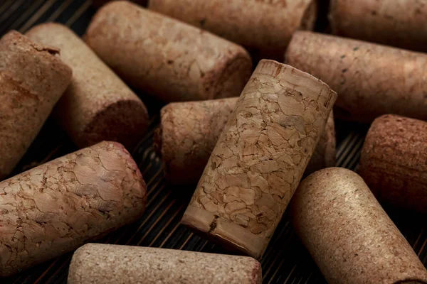 Sammeln Sie Leere Weinstopfen Viele Schräge Kappen Aus Alkoholischen Getränken — Stockfoto
