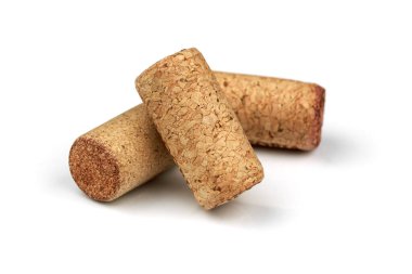 Beyaz arka planda izole edilmiş üç farklı şarap mantarı koleksiyonundan alınmıştır.