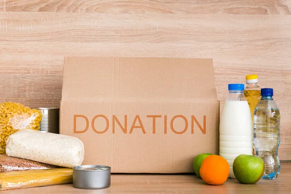 Caja Donación Caridad Hecha Cartón Con Alimentos Con Aceite Leche — Foto de Stock