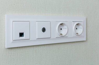 Televizyon, internet, avrupa prizleri arka plandaki akıllı ve uydu televizyonlarını bağlamak için. İskandinav tarzında modern iç tasarım. Bakış açısına göre