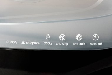 Parametreler, yeni ütünün işaretleri beyaz arka planda izole edilmiş. Çamaşırları yıkıyor ve bakımını yapıyor.