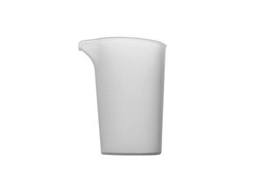 Yeni demir su kabı beyaz arka planda izole edilmiş. Yan taraftaki yakın plan sola bakıyor. Çamaşırları yıkıyor ve bakımını yapıyor.