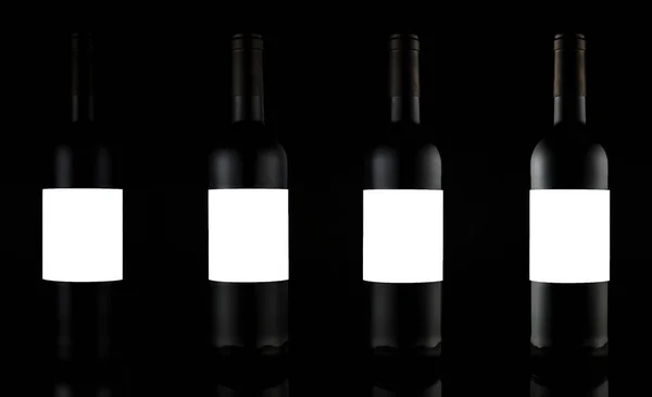 テキストとロゴスタジオショットのための空のラベル付きワインの4本 異なるハイライトと黒の背景に隔離されたデザインのためのワインボトルのモックアップ — ストック写真