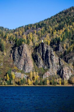 Dağlar kıyısı açıklarında Yenisey