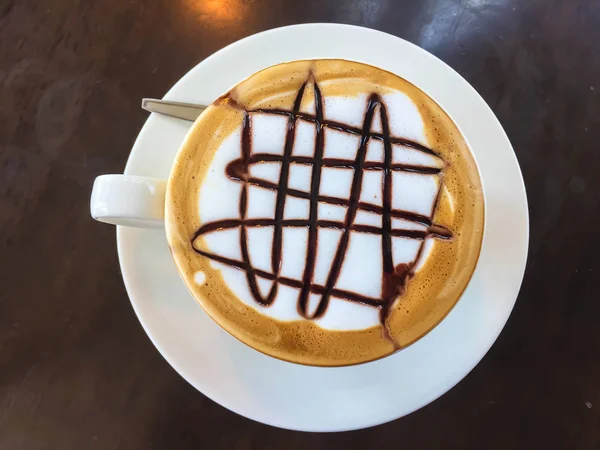 Café caliente en taza blanca sobre la mesa. — Foto de Stock