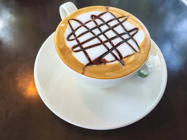 Warme koffie in witte beker op tafel. — Stockfoto