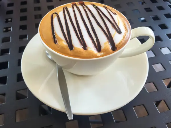 Warme koffie in witte beker op tafel. — Stockfoto