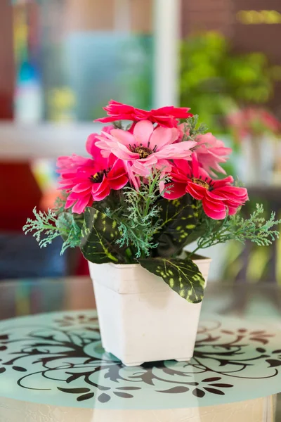 花をテーブルに飾るために使用 — ストック写真
