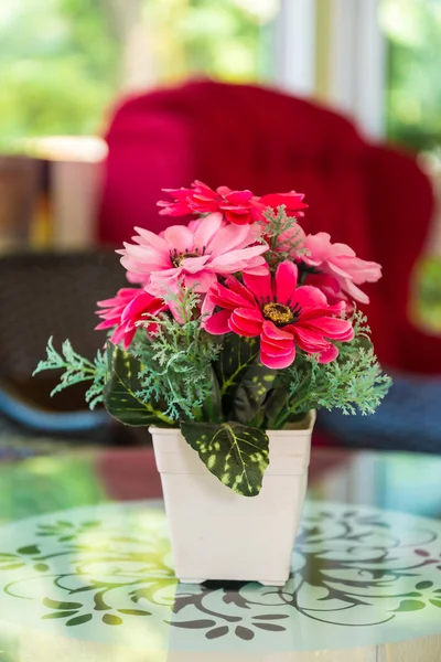 Flores utilizadas para decorar en una mesa — Foto de Stock