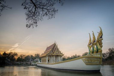 Büyük bir teknede Tapınağı.