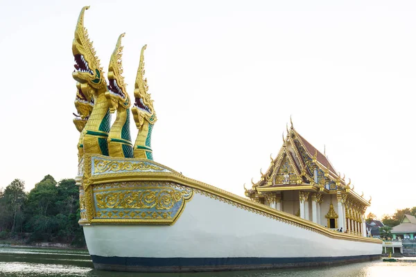 Tempel auf einem großen Boot. — Stockfoto