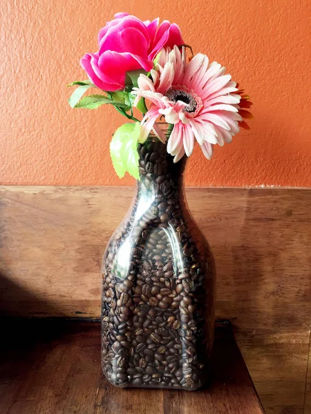 Vaso de flores cheio de grãos de café . — Fotografia de Stock