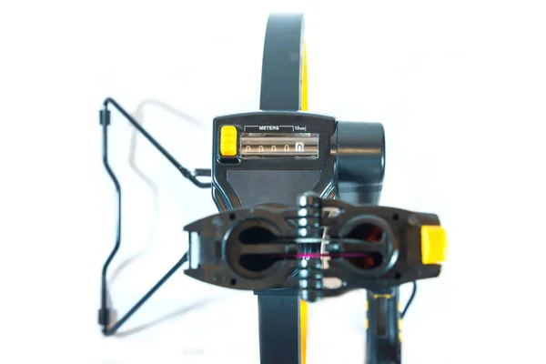 Tekerlekler için anket beyaz arka plan üzerinde haddeleme.