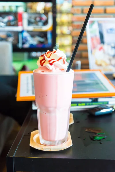 Ice Strawberry Smoothie en la mesa de madera . — Foto de Stock