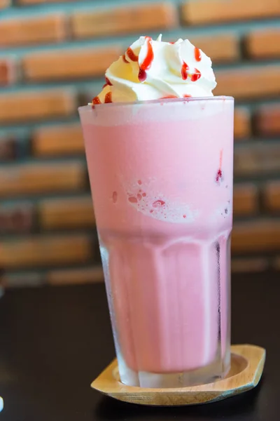 Eis Erdbeer Smoothie auf dem Holztisch. — Stockfoto