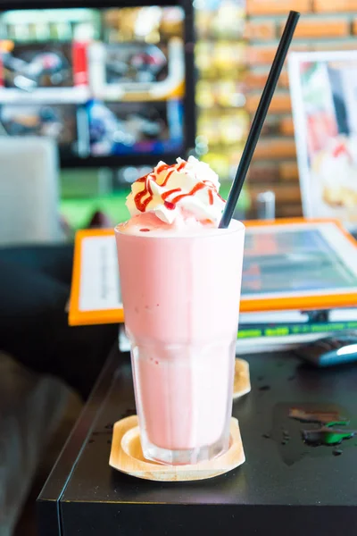 Eis Erdbeer Smoothie auf dem Holztisch. — Stockfoto